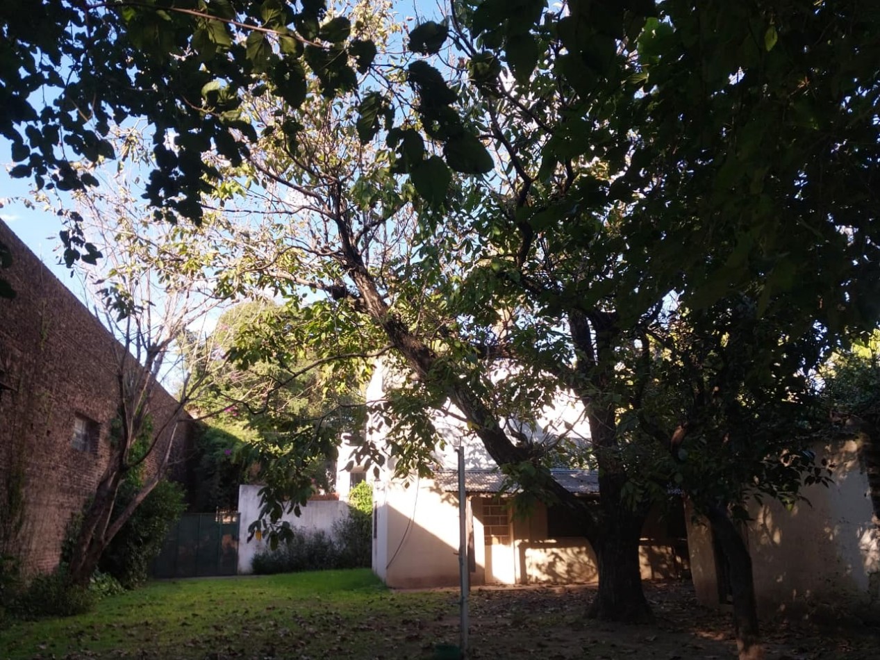 2 Casas en un amplio terreno cochera semicubierta se acepta permuta por Departamento de 2 dormitorios por el 50% SE ESCUCHAN OFERTAS