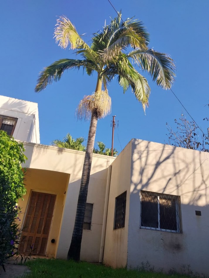 2 Casas en un amplio terreno cochera semicubierta se acepta permuta por Departamento de 2 dormitorios por el 50% SE ESCUCHAN OFERTAS