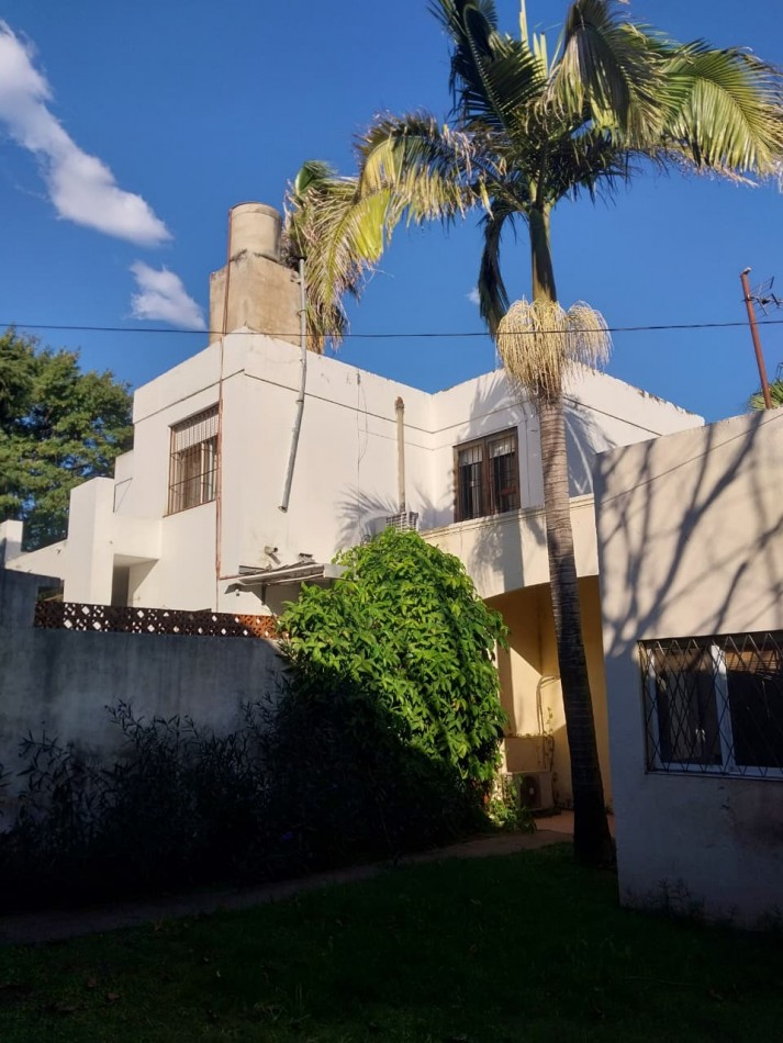 2 Casas en un amplio terreno cochera semicubierta se acepta permuta por Departamento de 2 dormitorios por el 50% SE ESCUCHAN OFERTAS