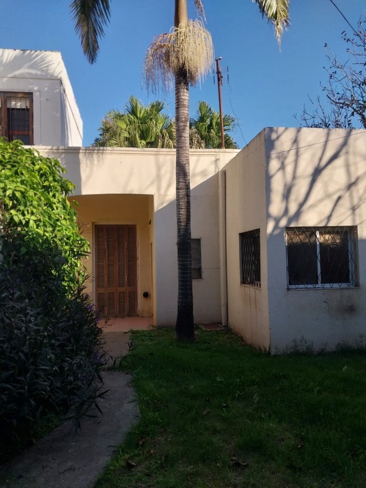2 Casas en un amplio terreno cochera semicubierta se acepta permuta por Departamento de 2 dormitorios por el 50% SE ESCUCHAN OFERTAS