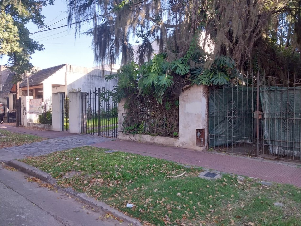 2 Casas en un amplio terreno cochera semicubierta se acepta permuta por Departamento de 2 dormitorios por el 50% SE ESCUCHAN OFERTAS