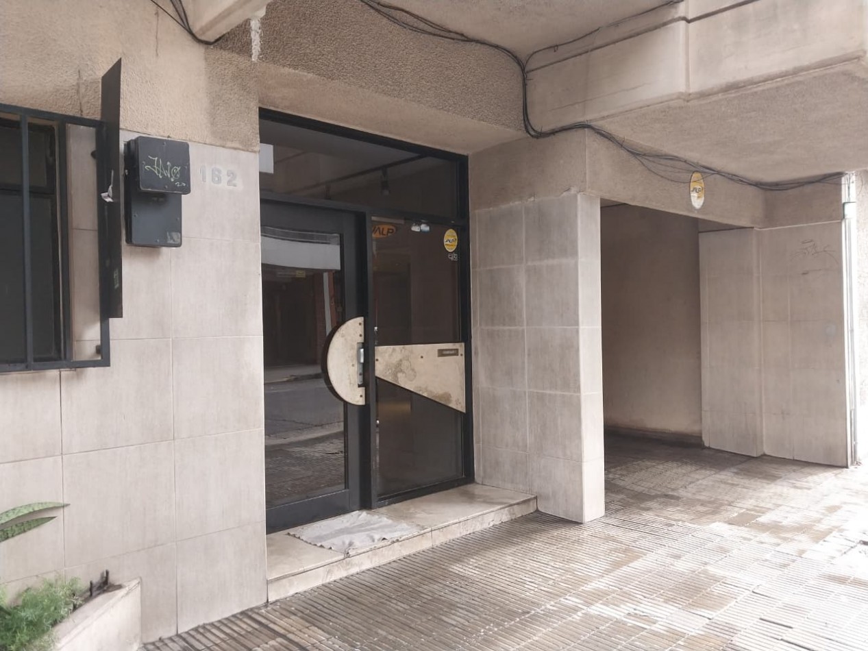 Departamento Semipiso al Frente 2 Dormitorios con Cochera Italia N°164  Valor Negociable