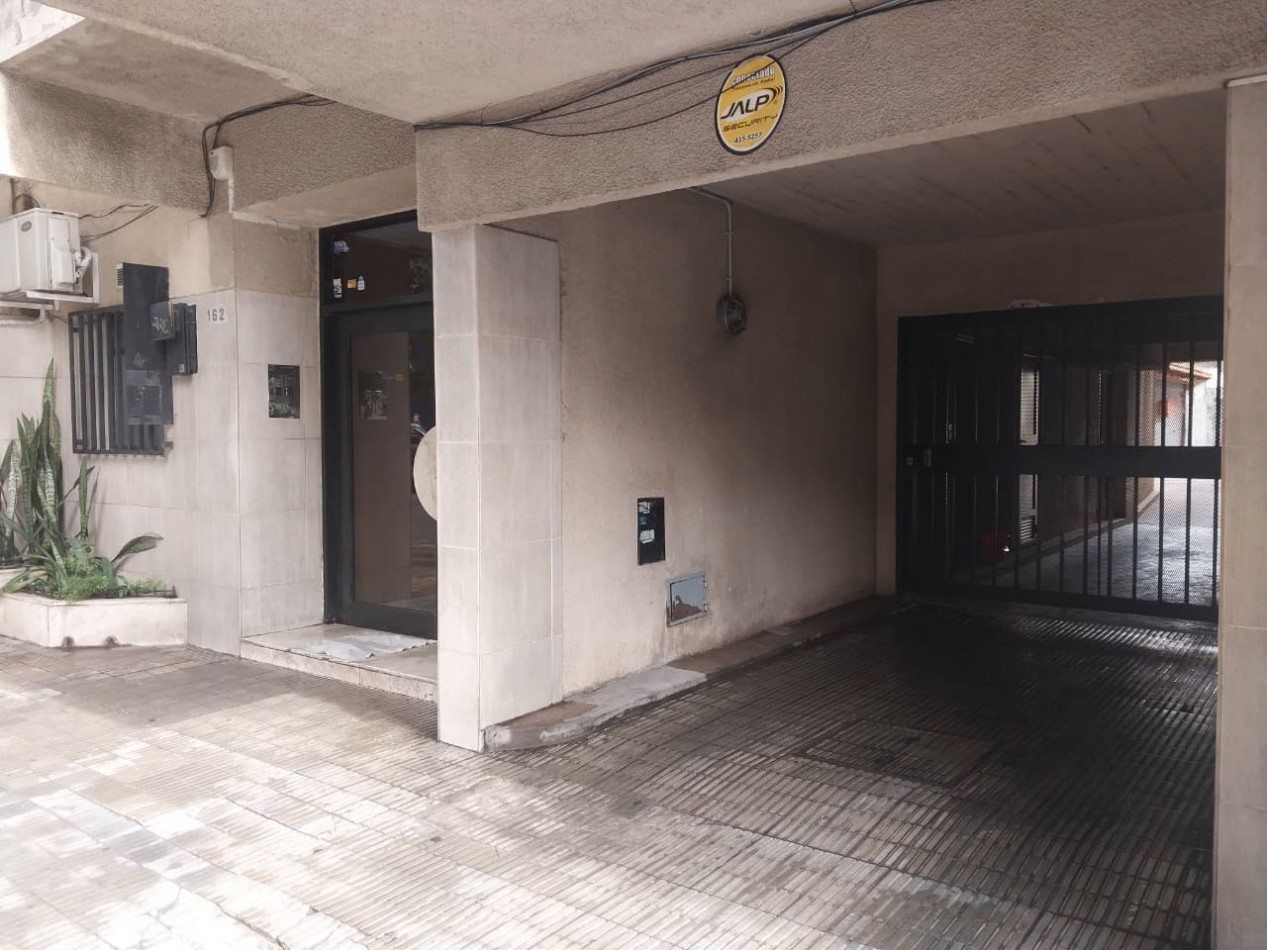 Departamento Semipiso al Frente 2 Dormitorios con Cochera Italia N°164  Valor Negociable