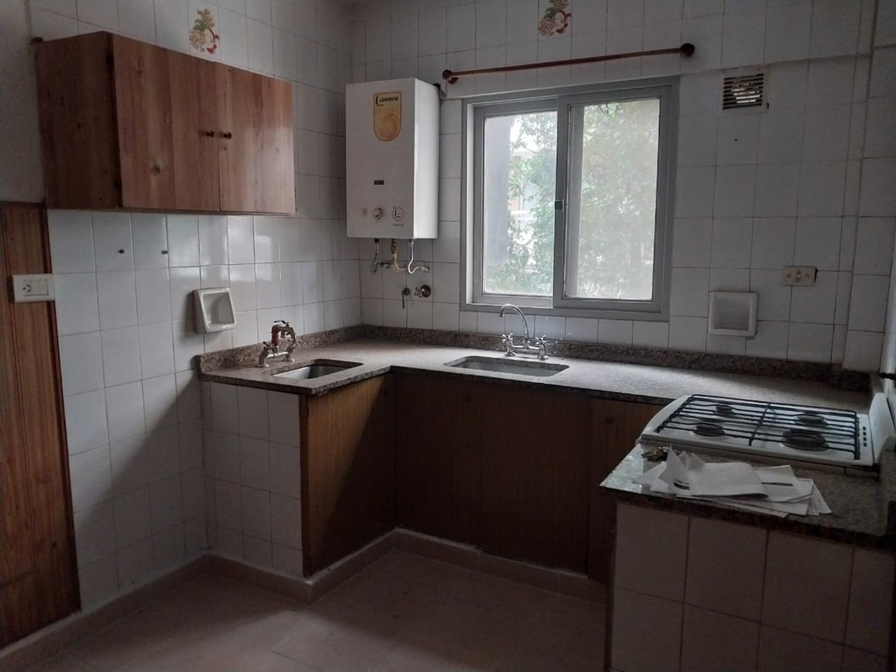 Departamento Semipiso al Frente 2 Dormitorios con Cochera Italia N°164  Valor Negociable