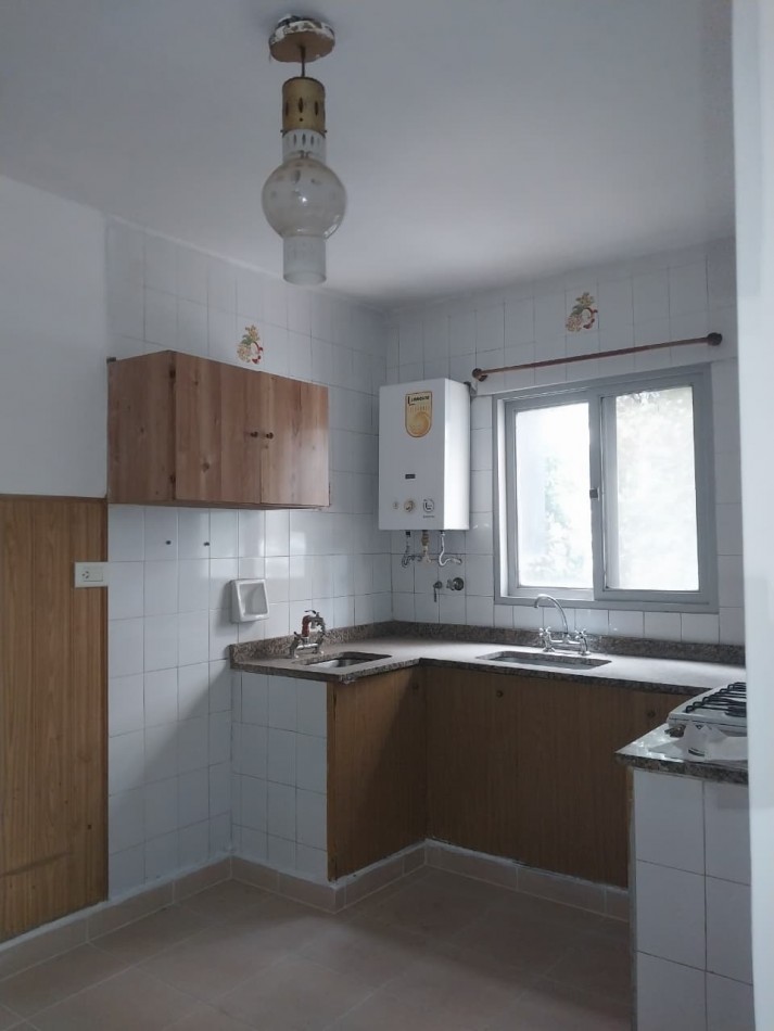 Departamento Semipiso al Frente 2 Dormitorios con Cochera Italia N°164  Valor Negociable