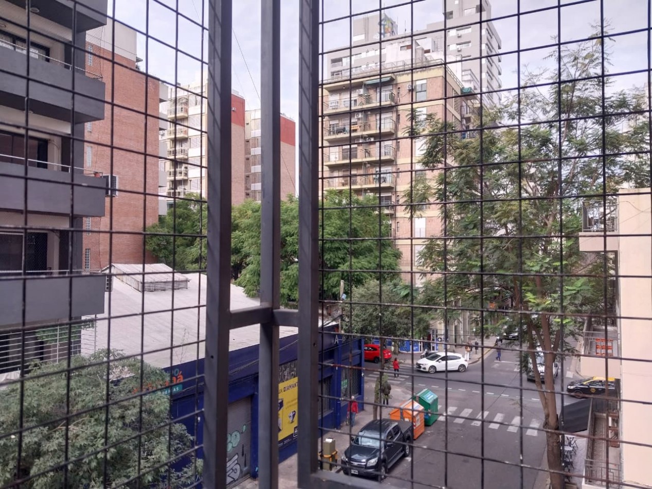 Departamento Semipiso al Frente 2 Dormitorios con Cochera Italia N°164  Valor Negociable