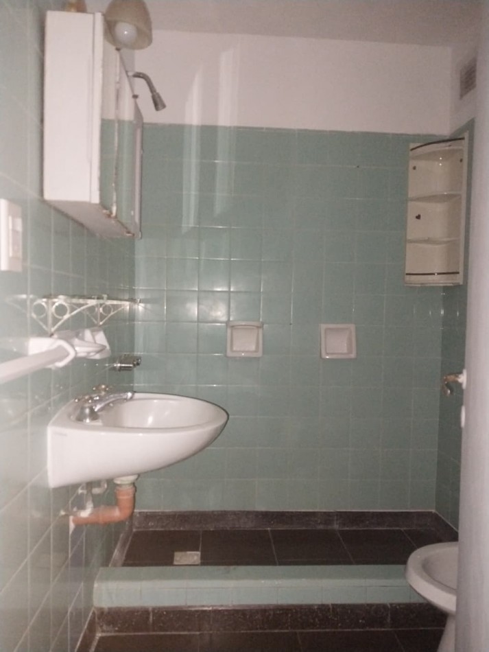 Departamento Semipiso al Frente 2 Dormitorios con Cochera Italia N°164  Valor Negociable