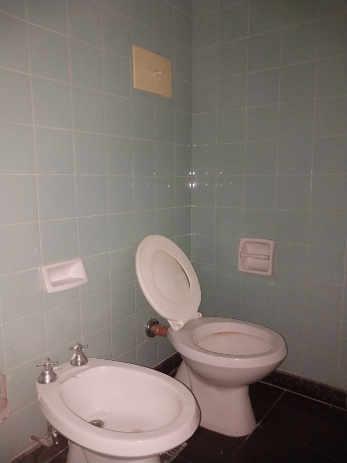 Departamento Semipiso al Frente 2 Dormitorios con Cochera Italia N°164  Valor Negociable