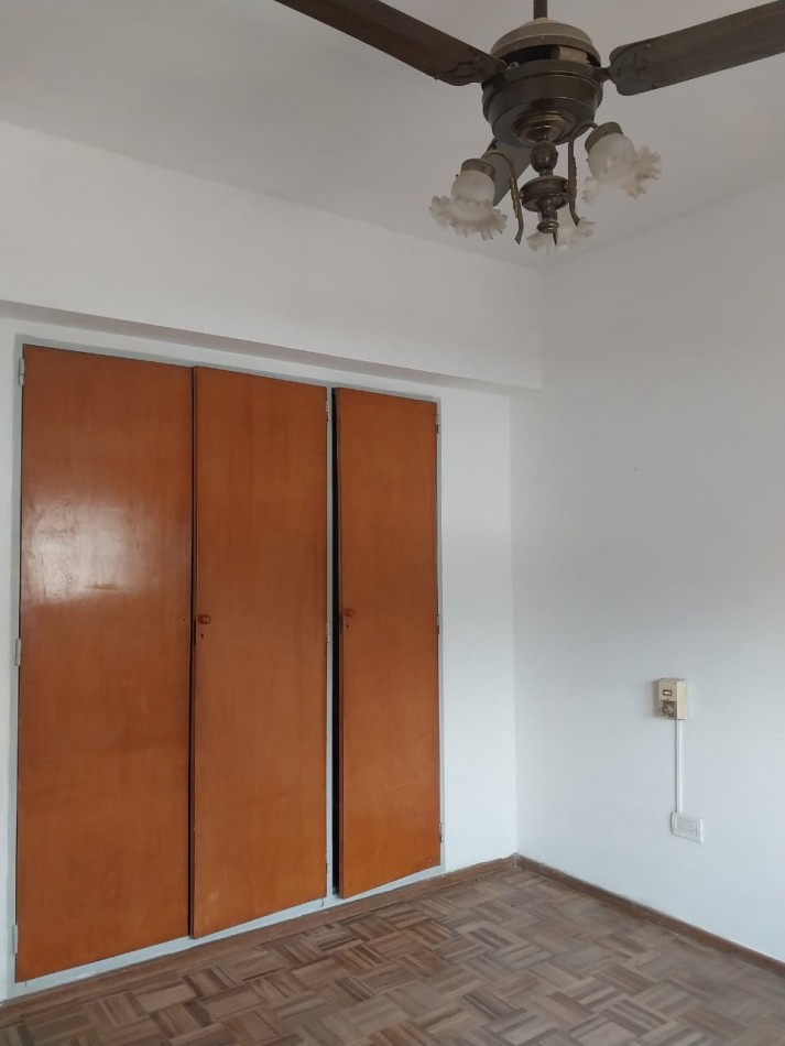 Departamento Semipiso al Frente 2 Dormitorios con Cochera Italia N°164  Valor Negociable