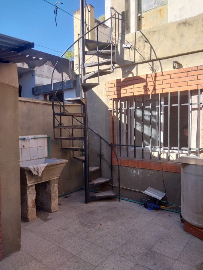 Departamento Interno de Pasillo 3 Dormitorios con Patio y Terraza Zona Sur Crespo 4225 (2 unidades en el mismo) SIN EXPENSAS