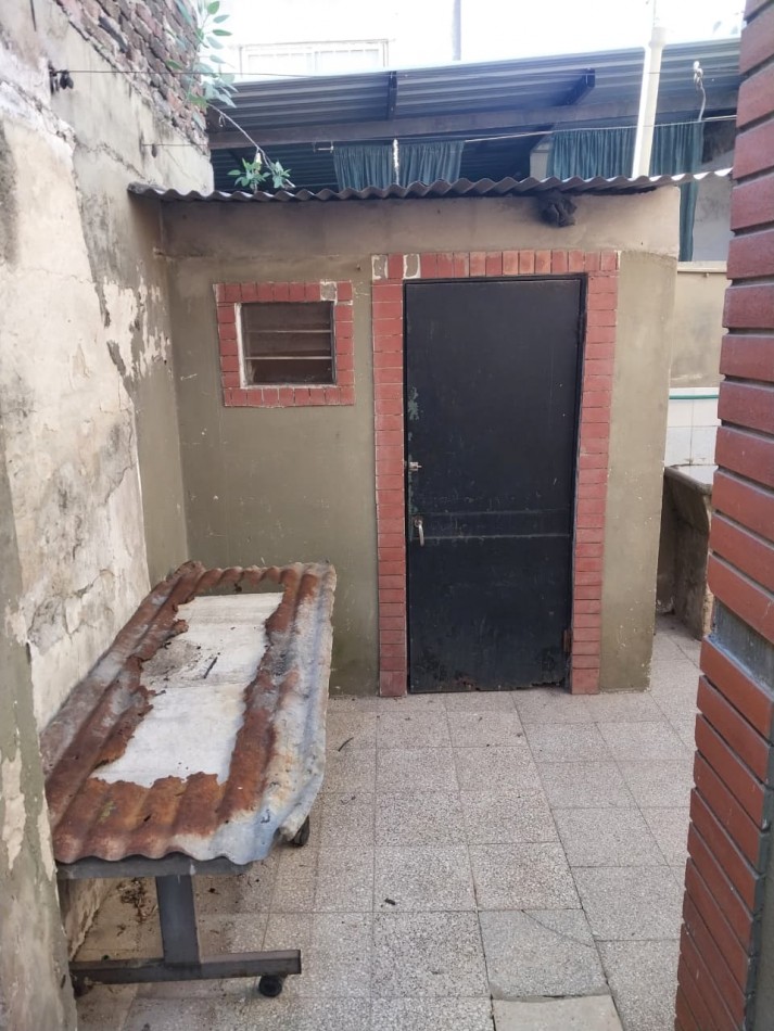 Departamento Interno de Pasillo 3 Dormitorios con Patio y Terraza Zona Sur Crespo 4225 (2 unidades en el mismo) SIN EXPENSAS