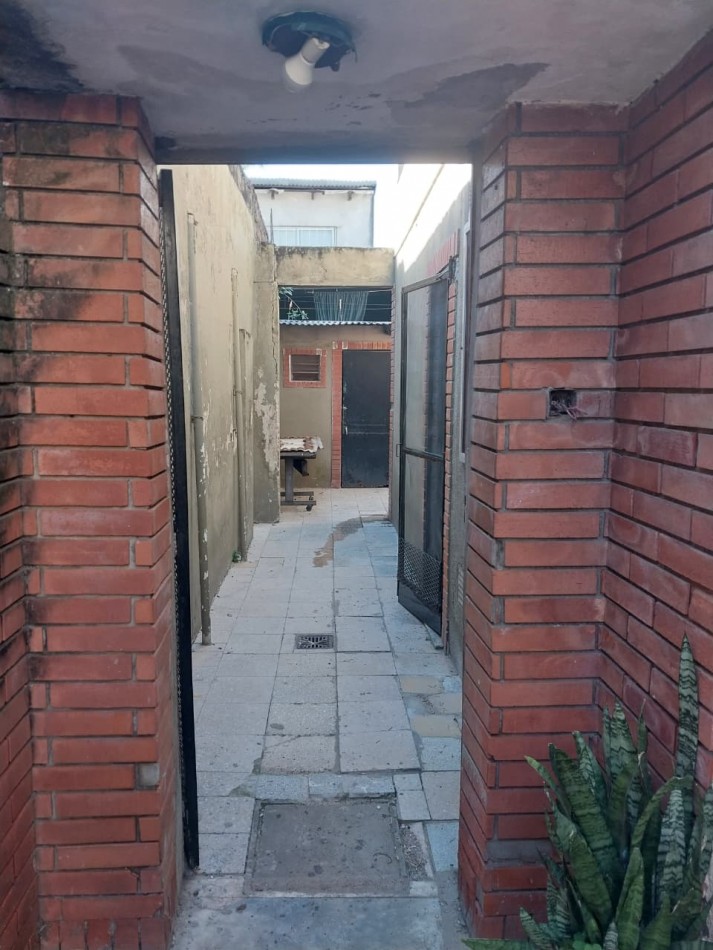 Departamento Interno de Pasillo 3 Dormitorios con Patio y Terraza Zona Sur Crespo 4225 (2 unidades en el mismo) SIN EXPENSAS