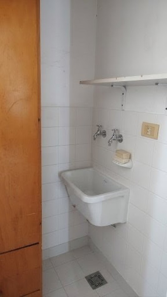Semipiso al frente 2 dormitorios excelente ubicacion Italia al 1500