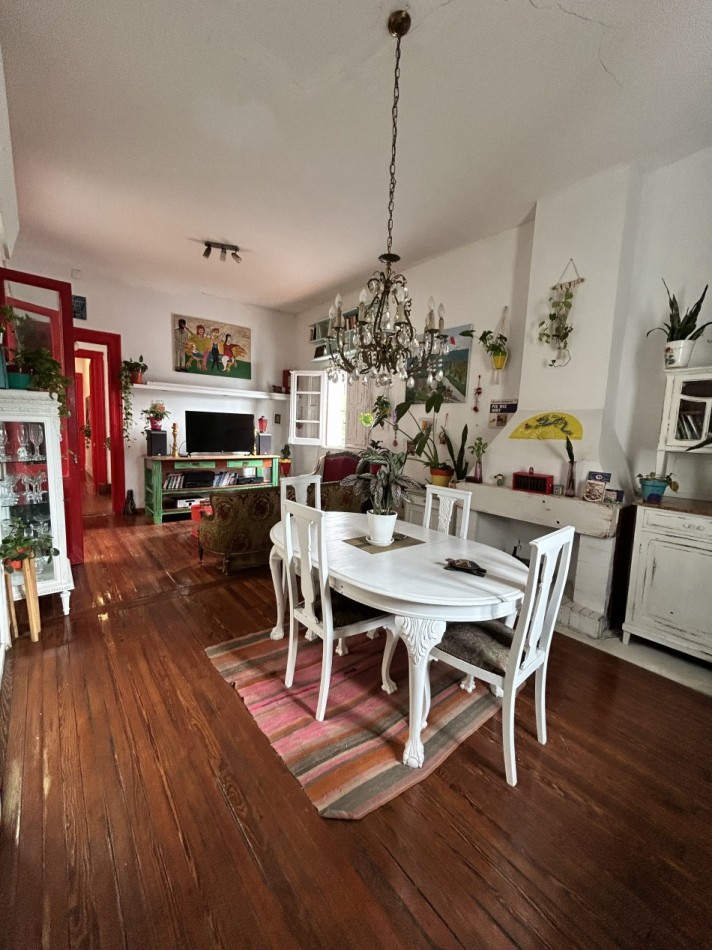 Casa colonial en planta alta reciclada a nuevo de estilo artistico /  ideal para familia / estudio / emprendimientos - 320,78 m² - Barrio Abasto