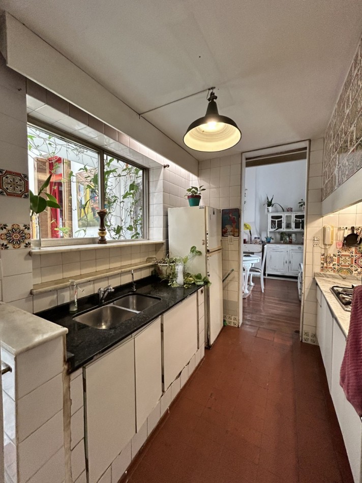 Casa colonial en planta alta reciclada a nuevo de estilo artistico /  ideal para familia / estudio / emprendimientos - 320,78 m² - Barrio Abasto