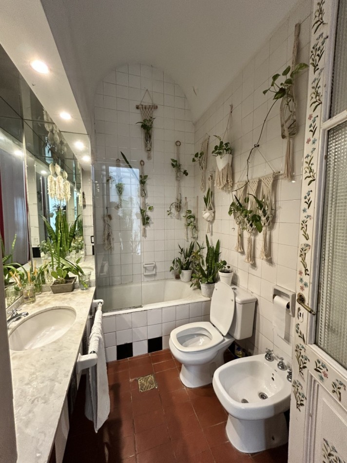 Casa colonial en planta alta reciclada a nuevo de estilo artistico /  ideal para familia / estudio / emprendimientos - 320,78 m² - Barrio Abasto