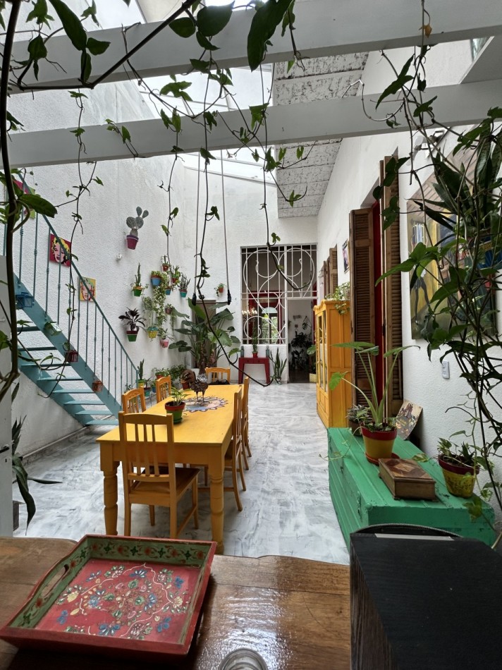 Casa colonial en planta alta reciclada a nuevo de estilo artistico /  ideal para familia / estudio / emprendimientos - 320,78 m² - Barrio Abasto