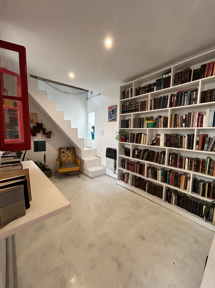 Casa colonial en planta alta reciclada a nuevo de estilo artistico /  ideal para familia / estudio / emprendimientos - 320,78 m² - Barrio Abasto