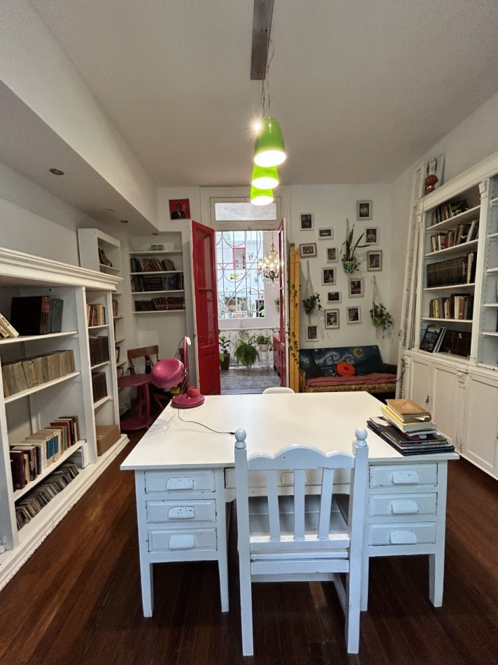 Casa colonial en planta alta reciclada a nuevo de estilo artistico /  ideal para familia / estudio / emprendimientos - 320,78 m² - Barrio Abasto