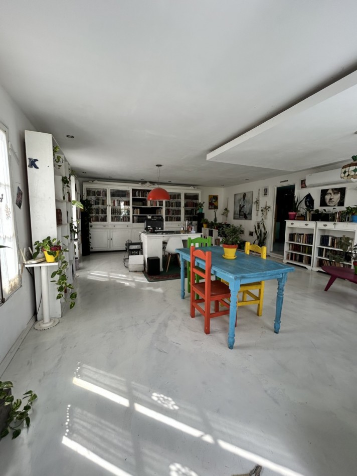 Casa colonial en planta alta reciclada a nuevo de estilo artistico /  ideal para familia / estudio / emprendimientos - 320,78 m² - Barrio Abasto