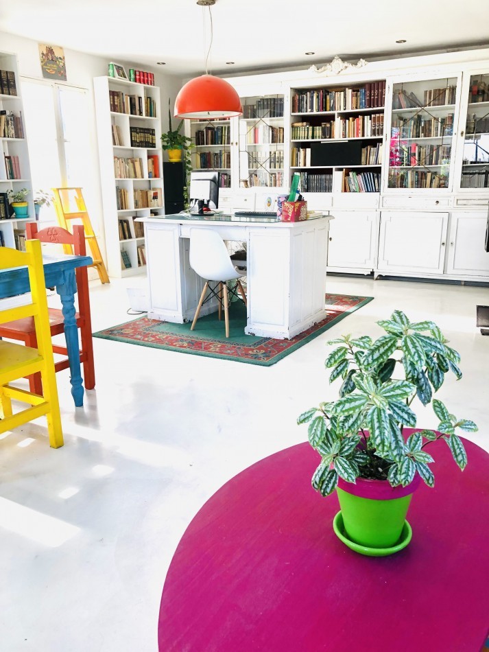 Casa en planta alta reciclada a nuevo de estilo artistico /  ideal para familia / estudio / emprendimientos - 320,78 m² - Barrio Abasto