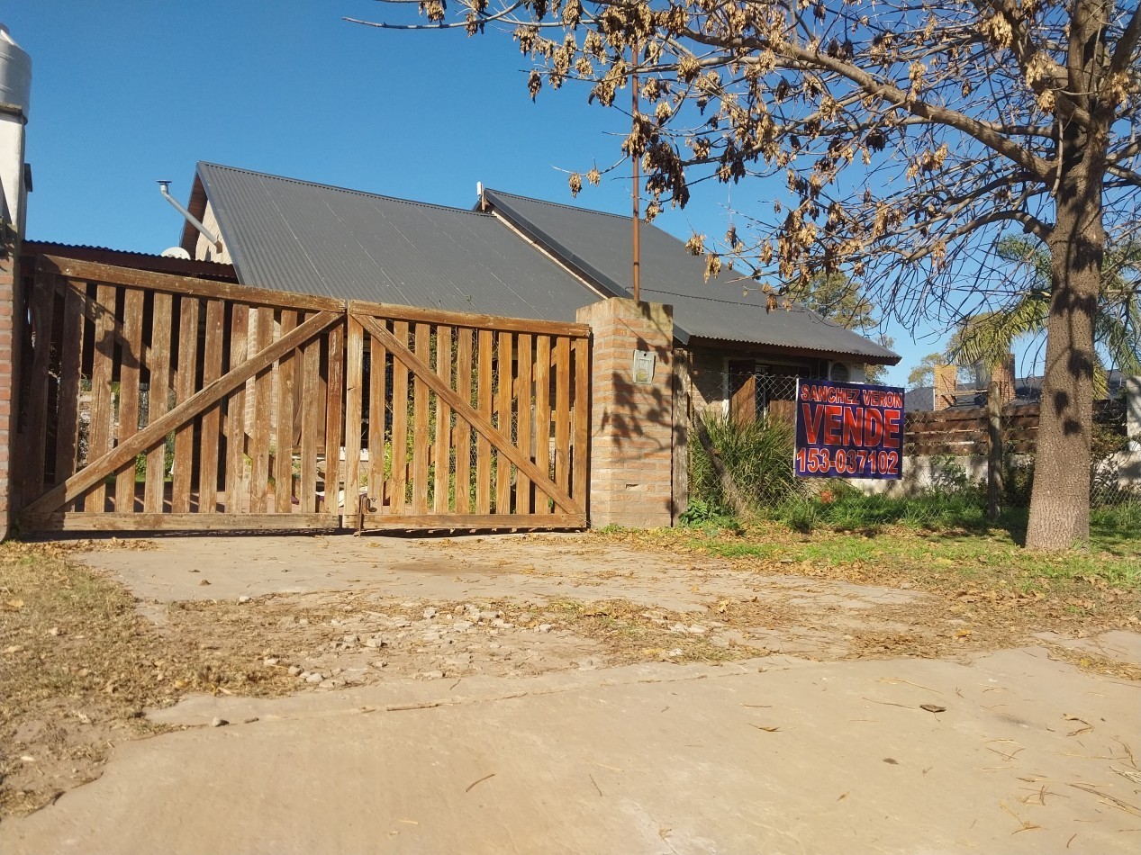Casa al frente en 2 plantas de 3 dormitorios con cochera semicubierta y parque parquizado, galeria y parrillero VALOR NEGOCIABLE