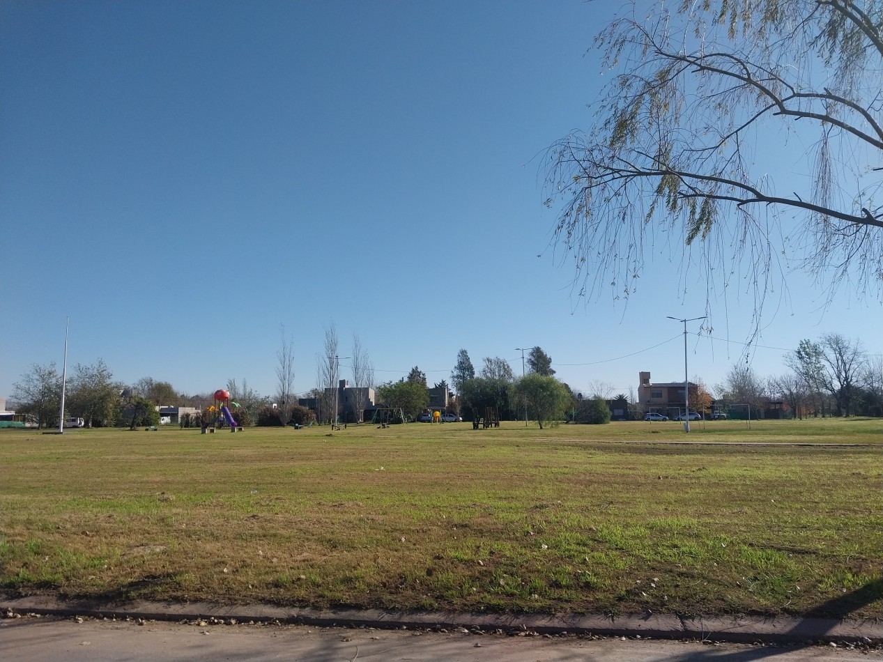 Casa al frente en 2 plantas de 3 dormitorios con cochera semicubierta y parque parquizado, galeria y parrillero VALOR NEGOCIABLE