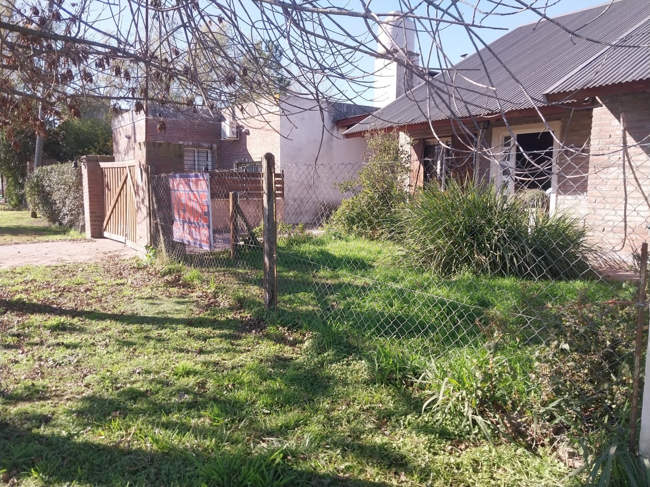 Casa al frente en 2 plantas de 3 dormitorios con cochera semicubierta y parque parquizado, galeria y parrillero VALOR NEGOCIABLE