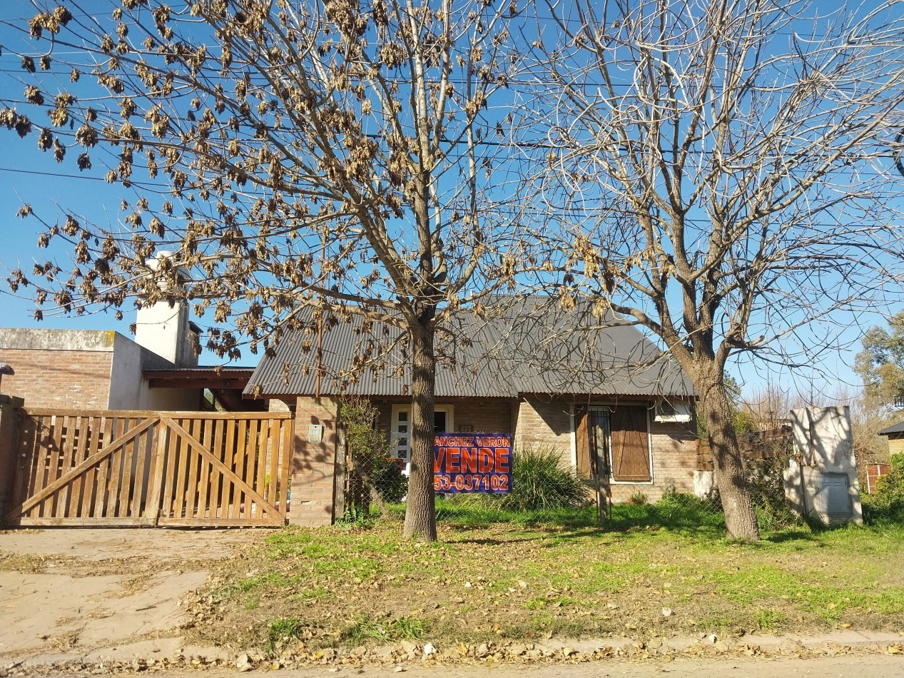 Casa al frente en 2 plantas de 3 dormitorios con cochera semicubierta y parque parquizado, galeria y parrillero VALOR NEGOCIABLE