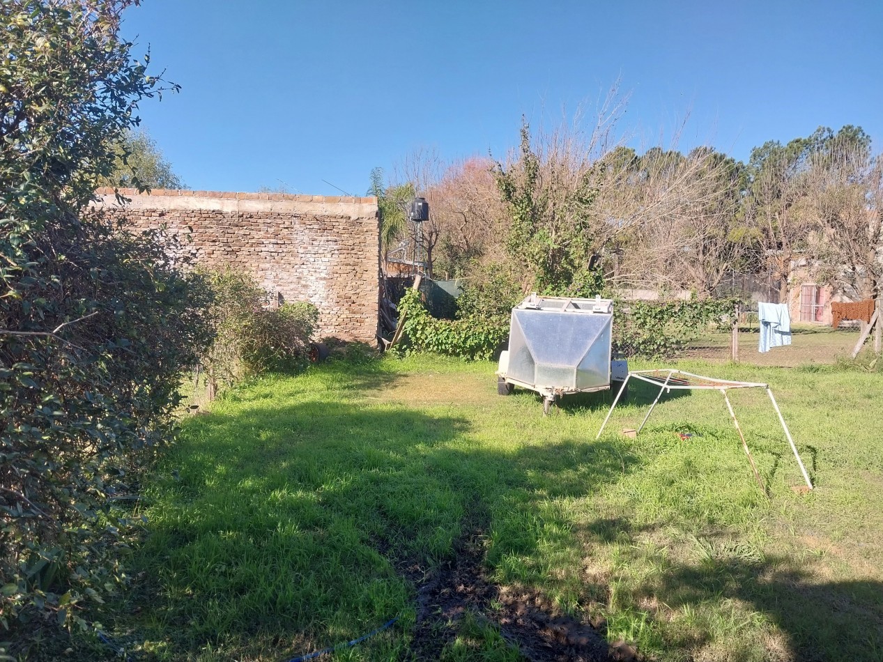 Casa al frente en 2 plantas de 3 dormitorios con cochera semicubierta y parque parquizado, galeria y parrillero VALOR NEGOCIABLE