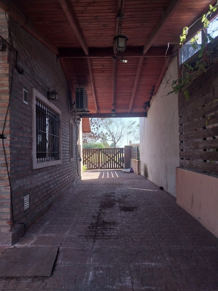 Casa al frente en 2 plantas de 3 dormitorios con cochera semicubierta y parque parquizado, galeria y parrillero VALOR NEGOCIABLE