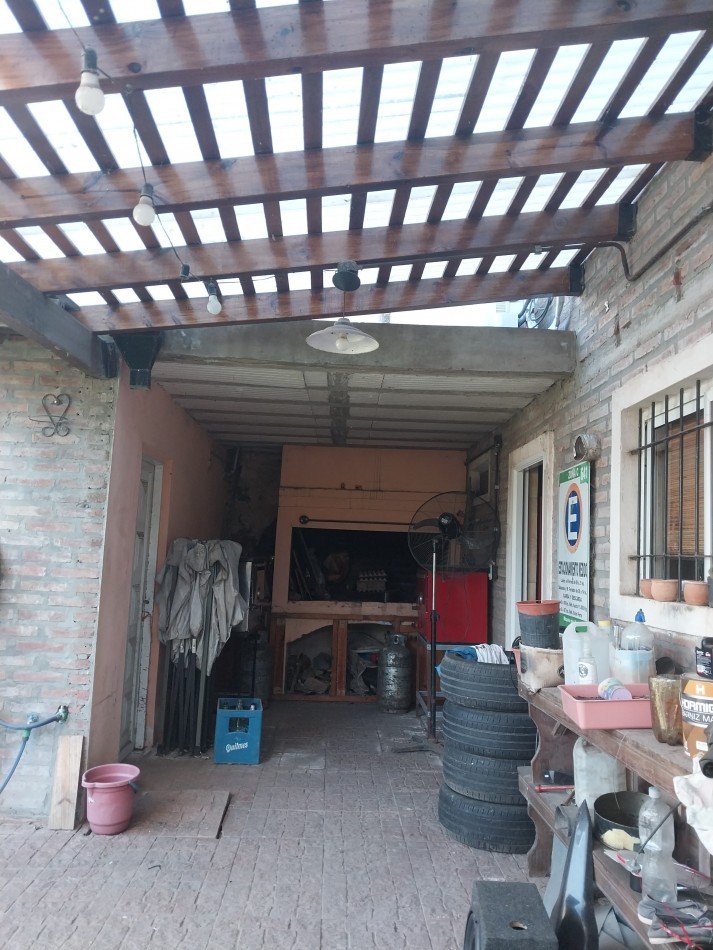 Casa al frente en 2 plantas de 3 dormitorios con cochera semicubierta y parque parquizado, galeria y parrillero VALOR NEGOCIABLE