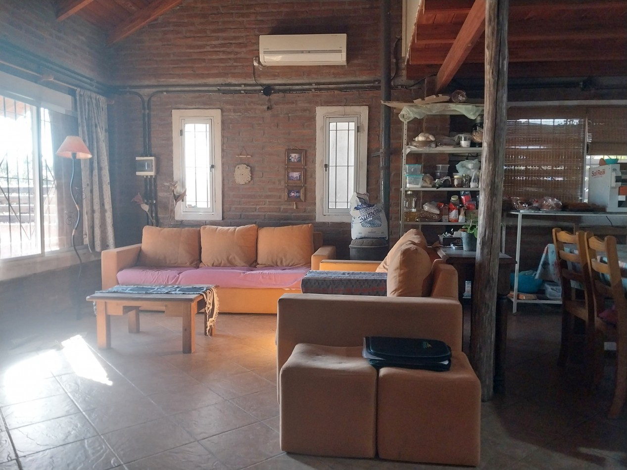 Casa al frente en 2 plantas de 3 dormitorios con cochera semicubierta y parque parquizado, galeria y parrillero VALOR NEGOCIABLE