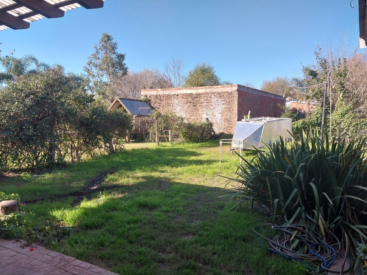 Casa al frente en 2 plantas de 3 dormitorios con cochera semicubierta y parque parquizado, galeria y parrillero VALOR NEGOCIABLE