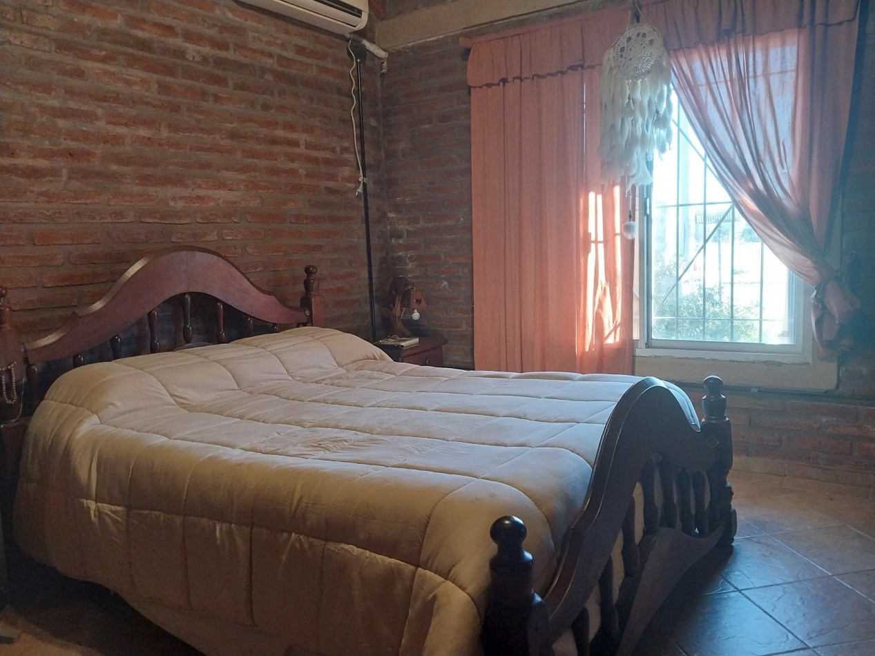 Casa al frente en 2 plantas de 3 dormitorios con cochera semicubierta y parque parquizado, galeria y parrillero VALOR NEGOCIABLE