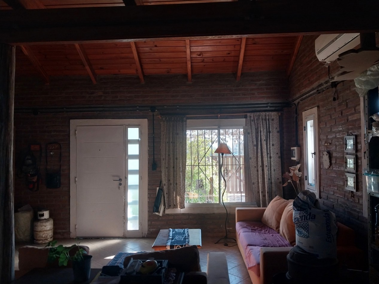 Casa al frente en 2 plantas de 3 dormitorios con cochera semicubierta y parque parquizado, galeria y parrillero VALOR NEGOCIABLE