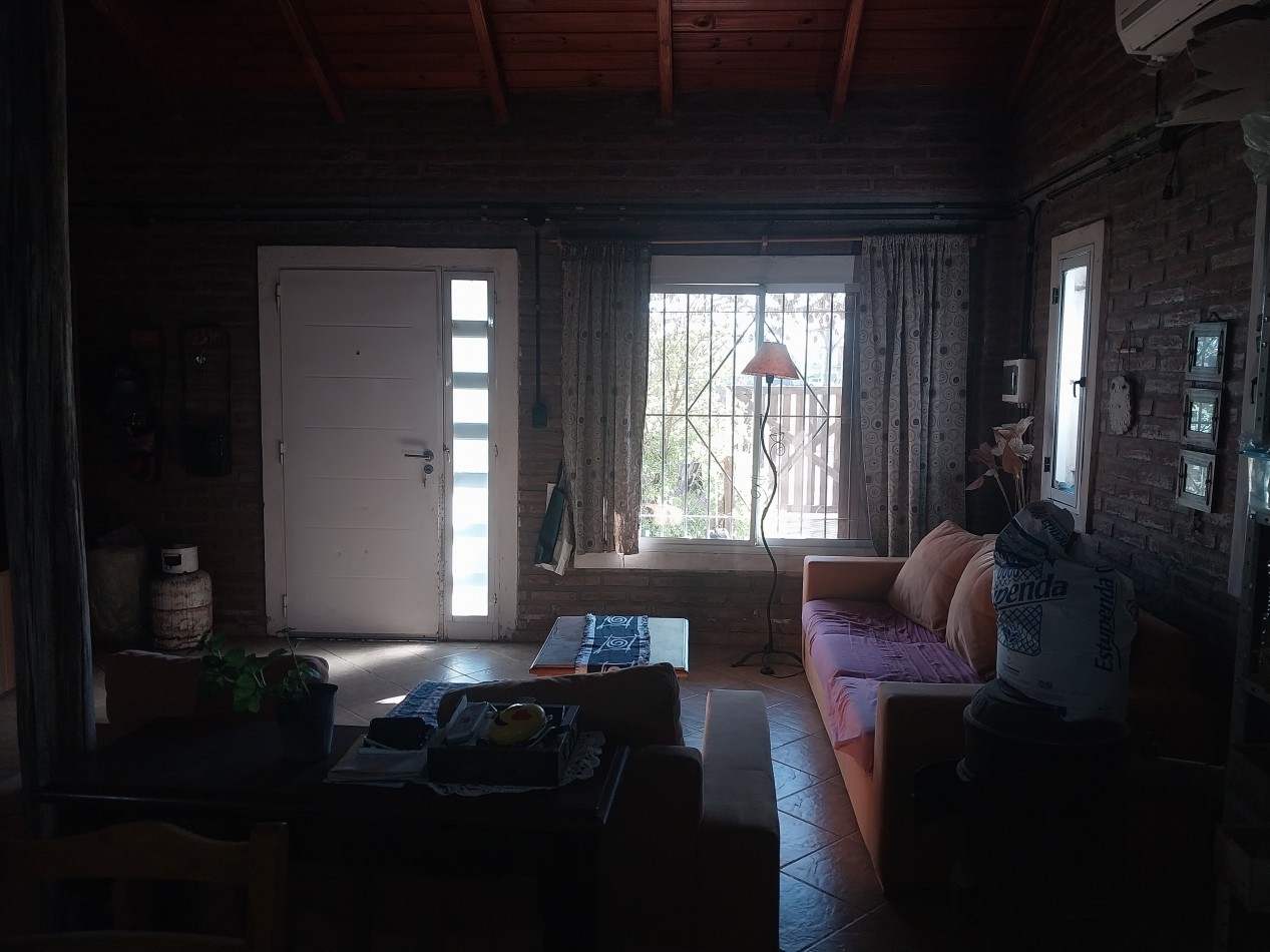 Casa al frente en 2 plantas de 3 dormitorios con cochera semicubierta y parque parquizado, galeria y parrillero VALOR NEGOCIABLE