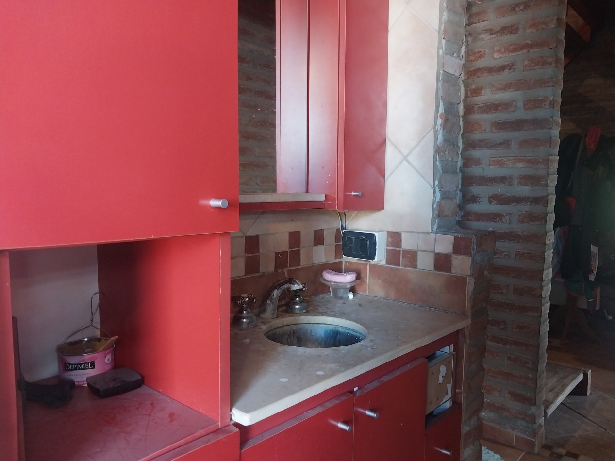 Casa al frente en 2 plantas de 3 dormitorios con cochera semicubierta y parque parquizado, galeria y parrillero VALOR NEGOCIABLE