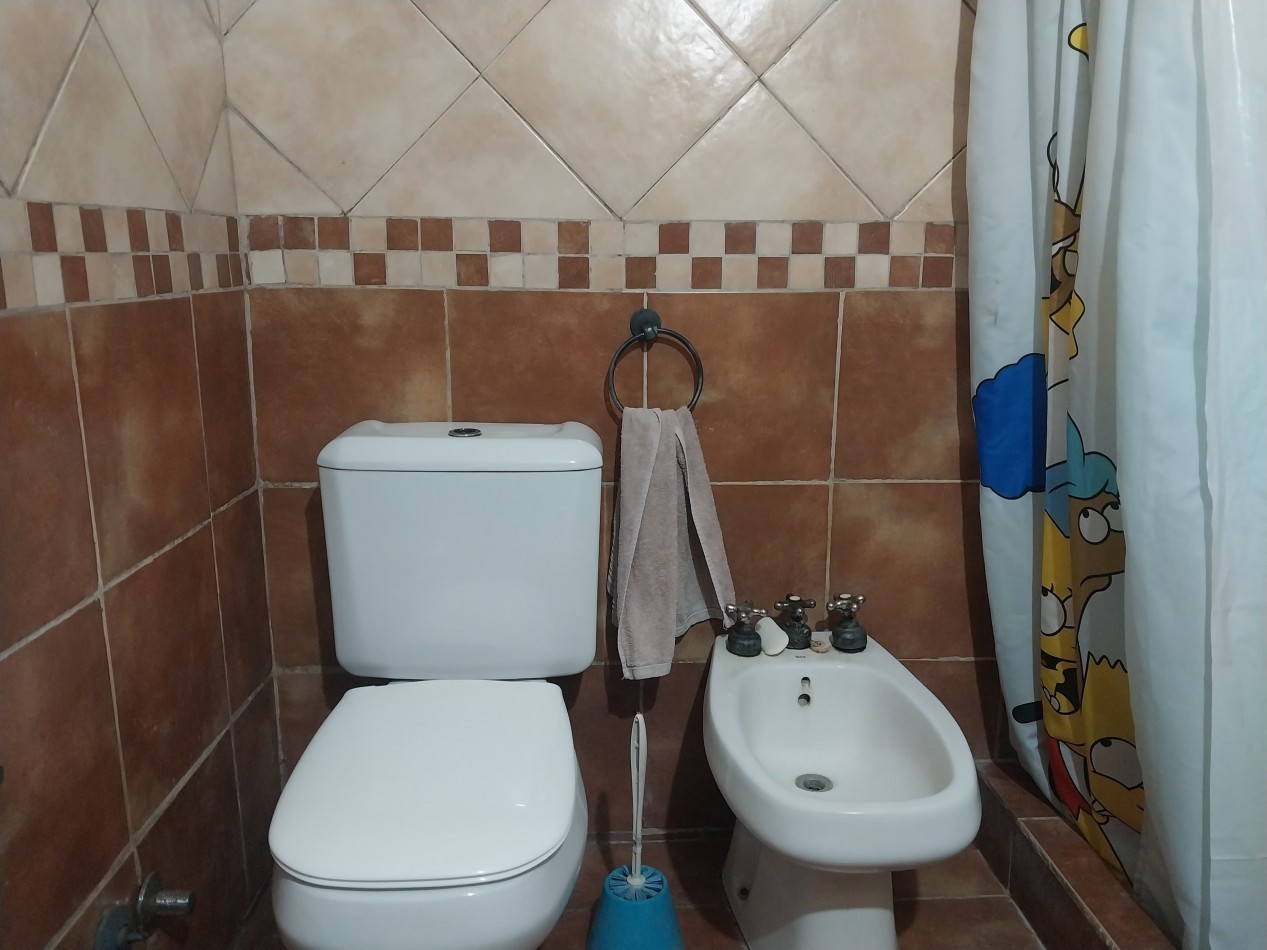 Casa al frente en 2 plantas de 3 dormitorios con cochera semicubierta y parque parquizado, galeria y parrillero VALOR NEGOCIABLE