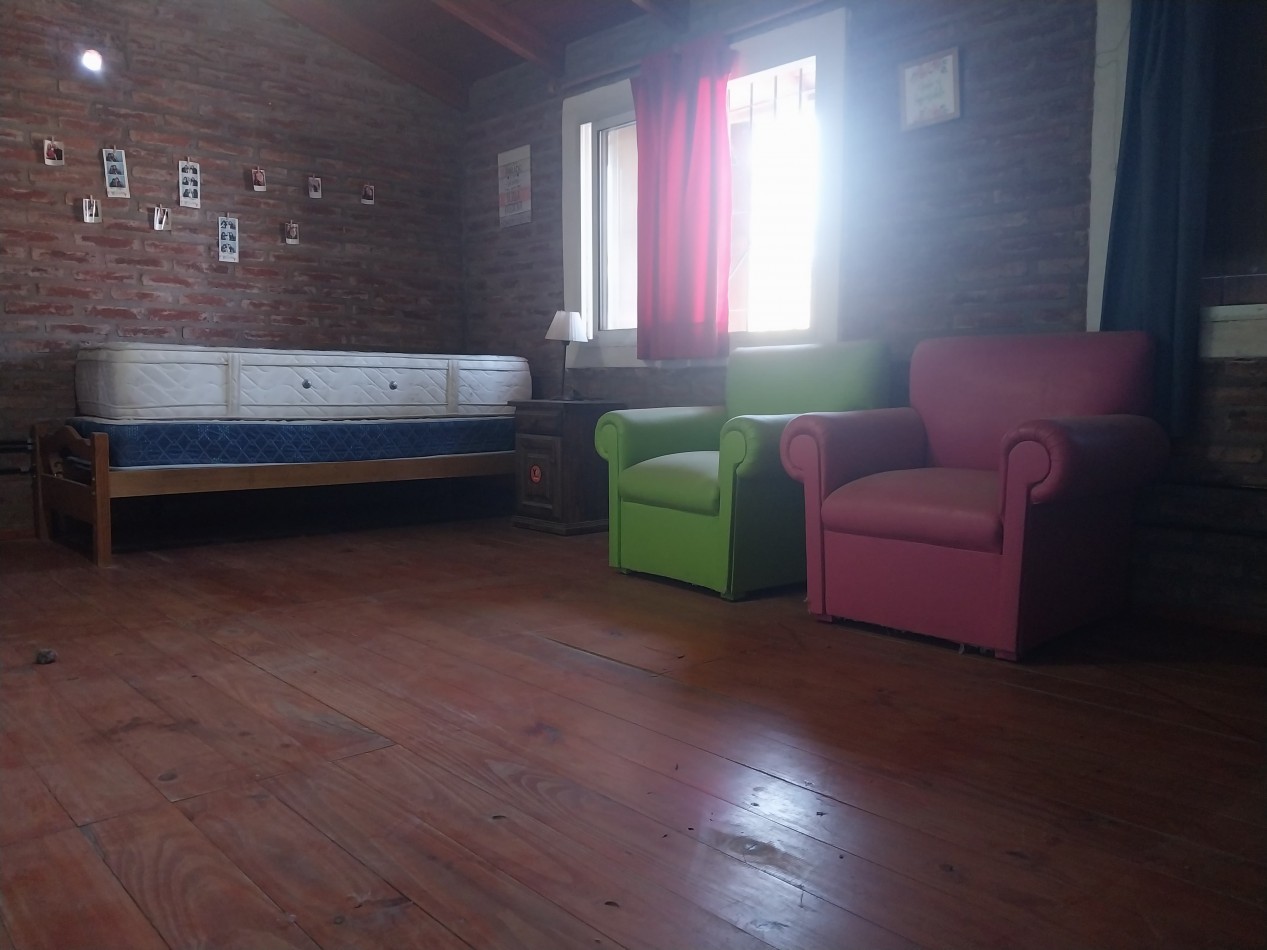 Casa al frente en 2 plantas de 3 dormitorios con cochera semicubierta y parque parquizado, galeria y parrillero VALOR NEGOCIABLE