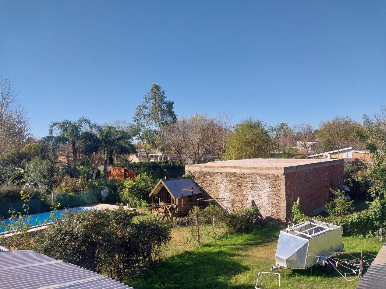 Casa al frente en 2 plantas de 3 dormitorios con cochera semicubierta y parque parquizado, galeria y parrillero VALOR NEGOCIABLE