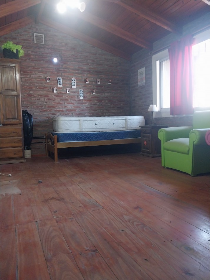 Casa al frente en 2 plantas de 3 dormitorios con cochera semicubierta y parque parquizado, galeria y parrillero VALOR NEGOCIABLE