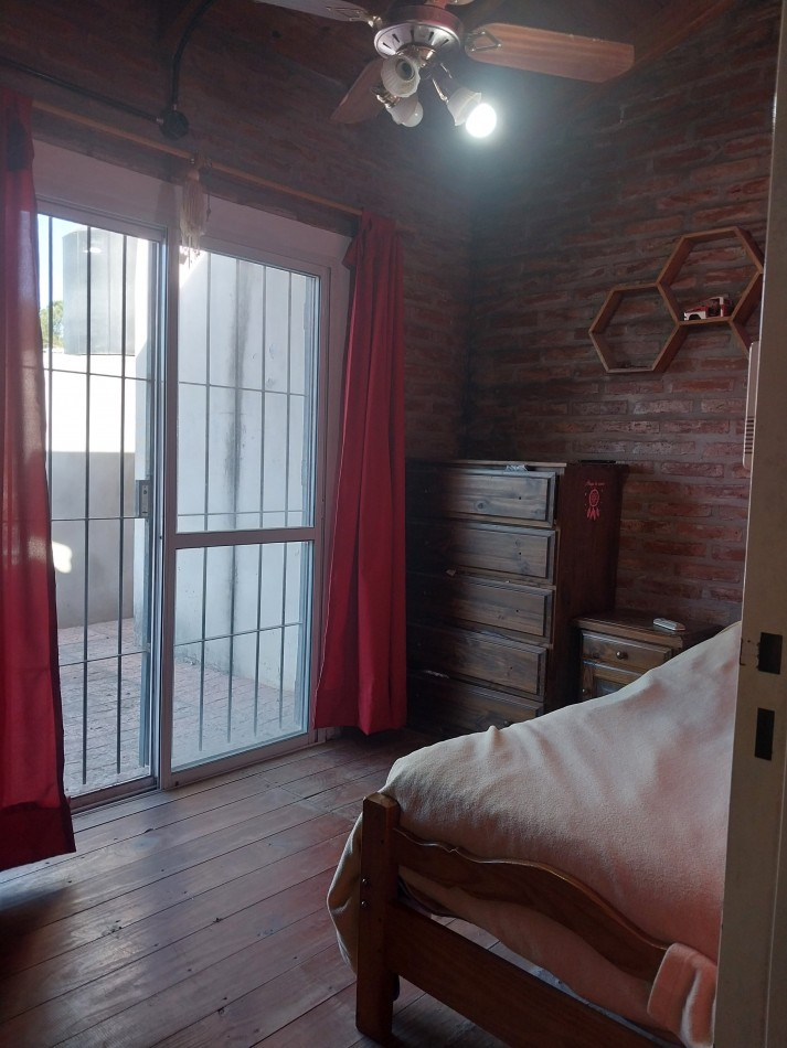 Casa al frente en 2 plantas de 3 dormitorios con cochera semicubierta y parque parquizado, galeria y parrillero VALOR NEGOCIABLE