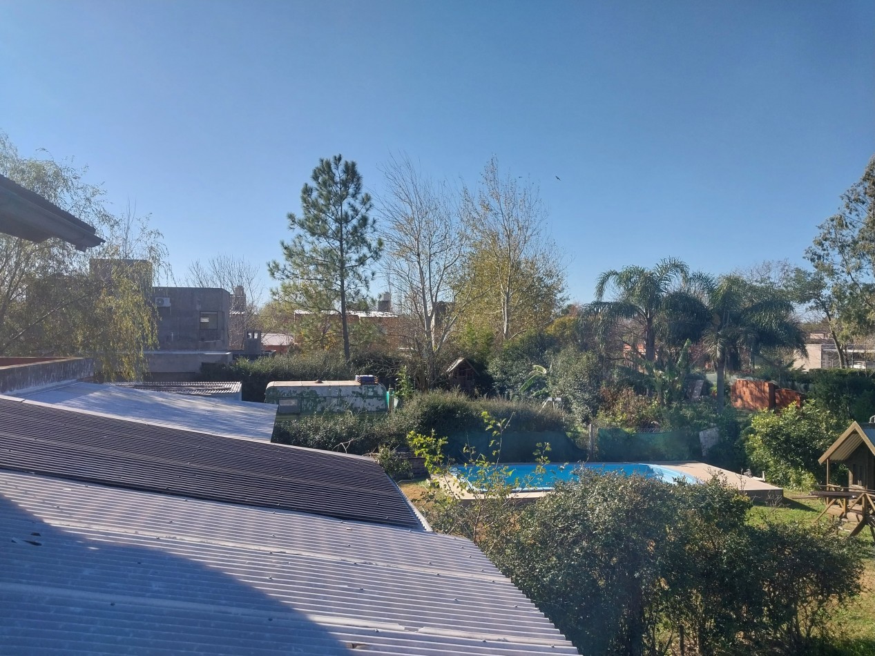 Casa al frente en 2 plantas de 3 dormitorios con cochera semicubierta y parque parquizado, galeria y parrillero VALOR NEGOCIABLE