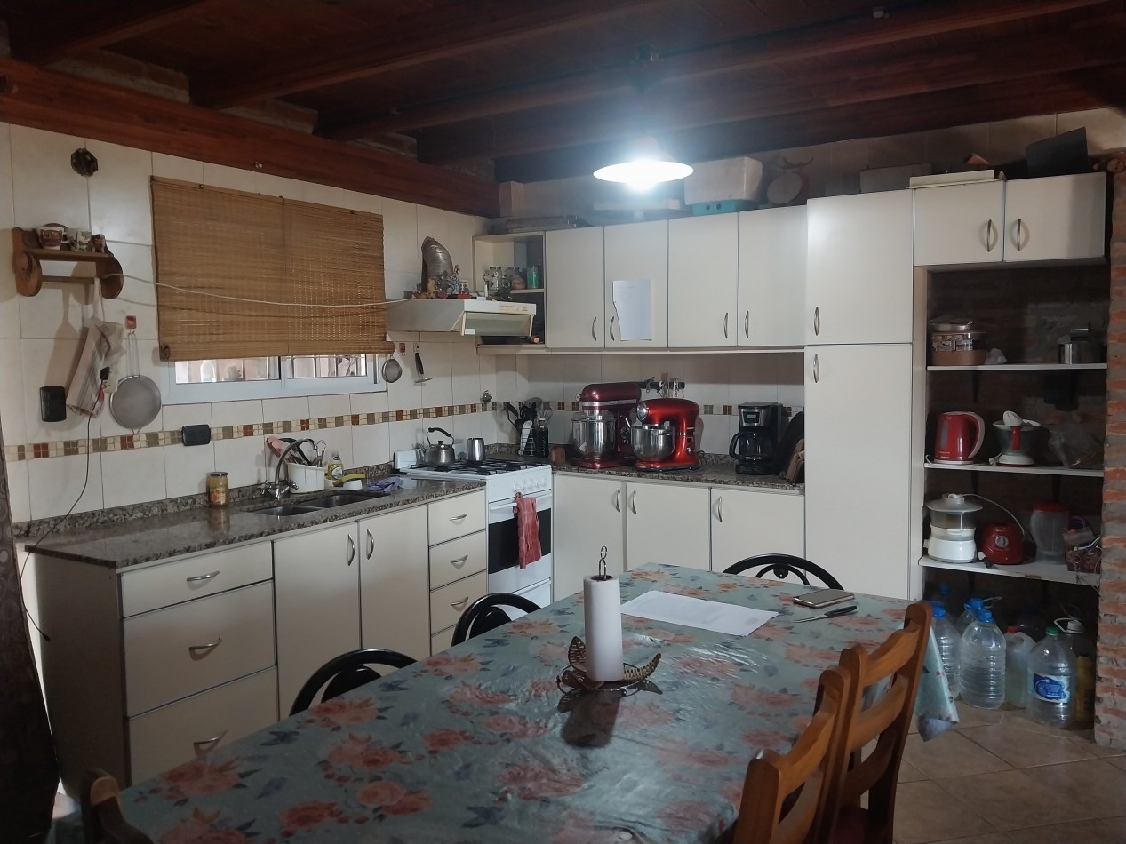 Casa al frente en 2 plantas de 3 dormitorios con cochera semicubierta y parque parquizado, galeria y parrillero VALOR NEGOCIABLE