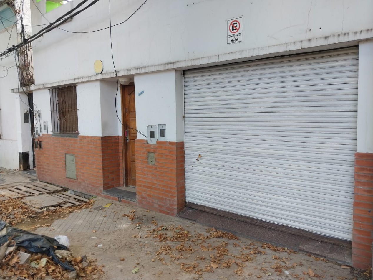 Casa al frente en 2 plantas con cochera 2 dormitorios patio y parrillero terraza Barrio Tablada