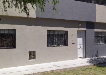 Casa en esquina en 2 plantas con cochera cerrada para 2 vehiculos , disponible para usos multiples, inclusive comercial , se acepta permuta (vehiculos / propiedad en parte de pago). Valor Negociable