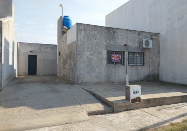 Casa 2 dormitorios con cochera para 2 vehiculos , posibilidad de ampliacion / a terminar - se acepta permuta propiedad zona sur. Parque Habitacional Ibarlucea