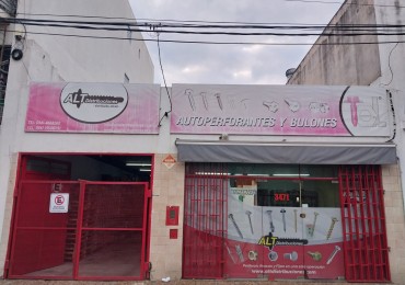 Local comercial al frente con entrepiso doble ingreso y estacionamiento vahicular Se escuchan ofertas posibilidades de utilizar el espacio aereo