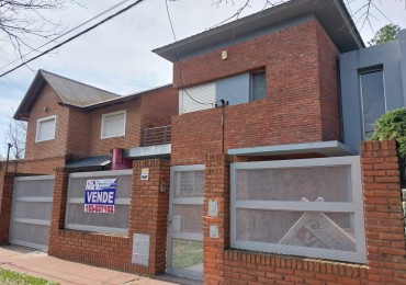 Casa en  2 plantas al frente con parque 3 dormitorios con cochera se escuchan ofertas